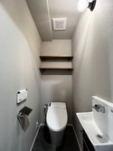 あまり広くないので、広さを出すためにしゃがんで撮影し、トイレを中心に、洗面器や照明など、デザイナーのこだわりが収まるように撮影