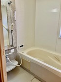 立った状態で、浴槽の深さがわかるように撮影