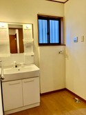 洗面台は、収納部分に排水パイプがあり見栄えが悪くなるため、収納扉は閉じて撮影