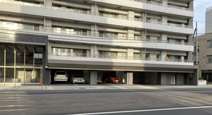1階部分が駐車場のマンション