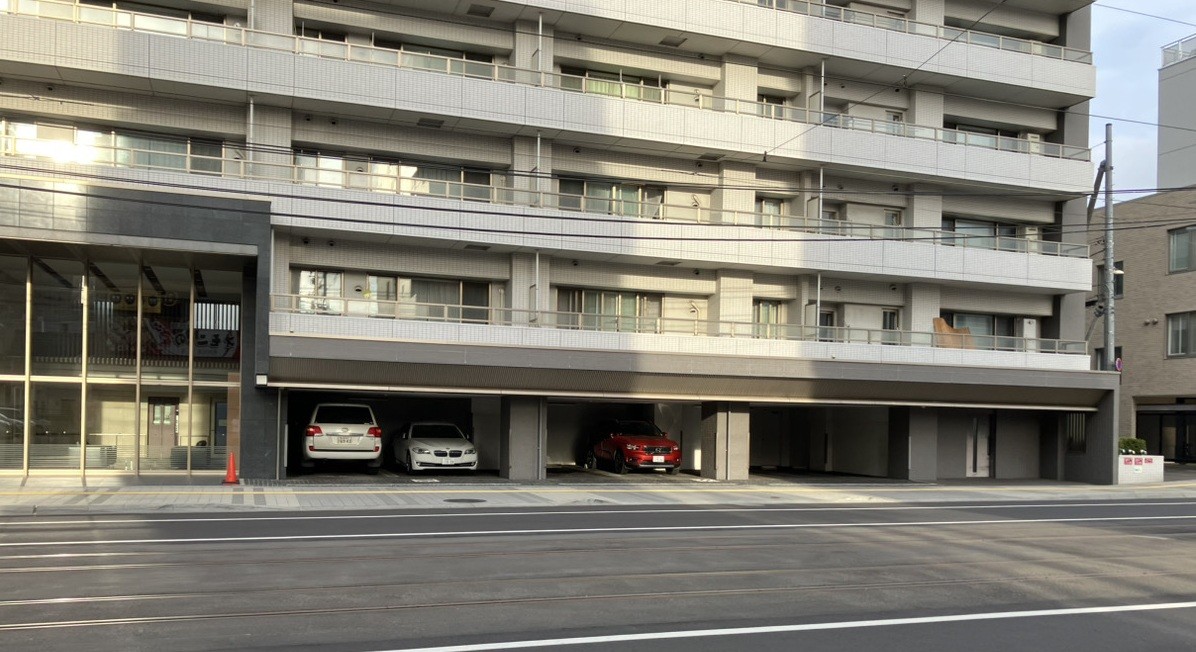 1階部分が駐車場のマンション