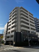 画面いっぱいを建物にするのではなく、空と周辺を一緒に映して余白を残すと、綺麗な構図で撮影できる