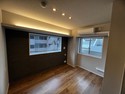 部屋の入り口から広角で、対角線上に撮って広く見せる