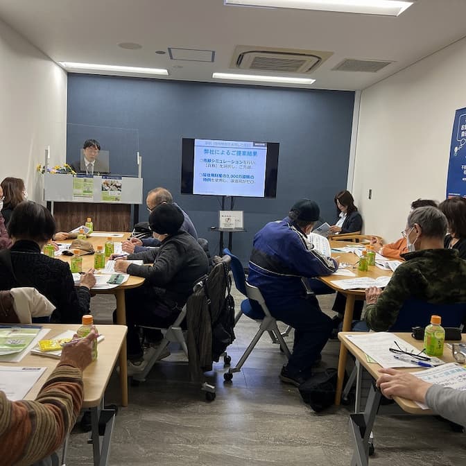 真剣な眼差しで受講されるお客様と講義する中村さん。